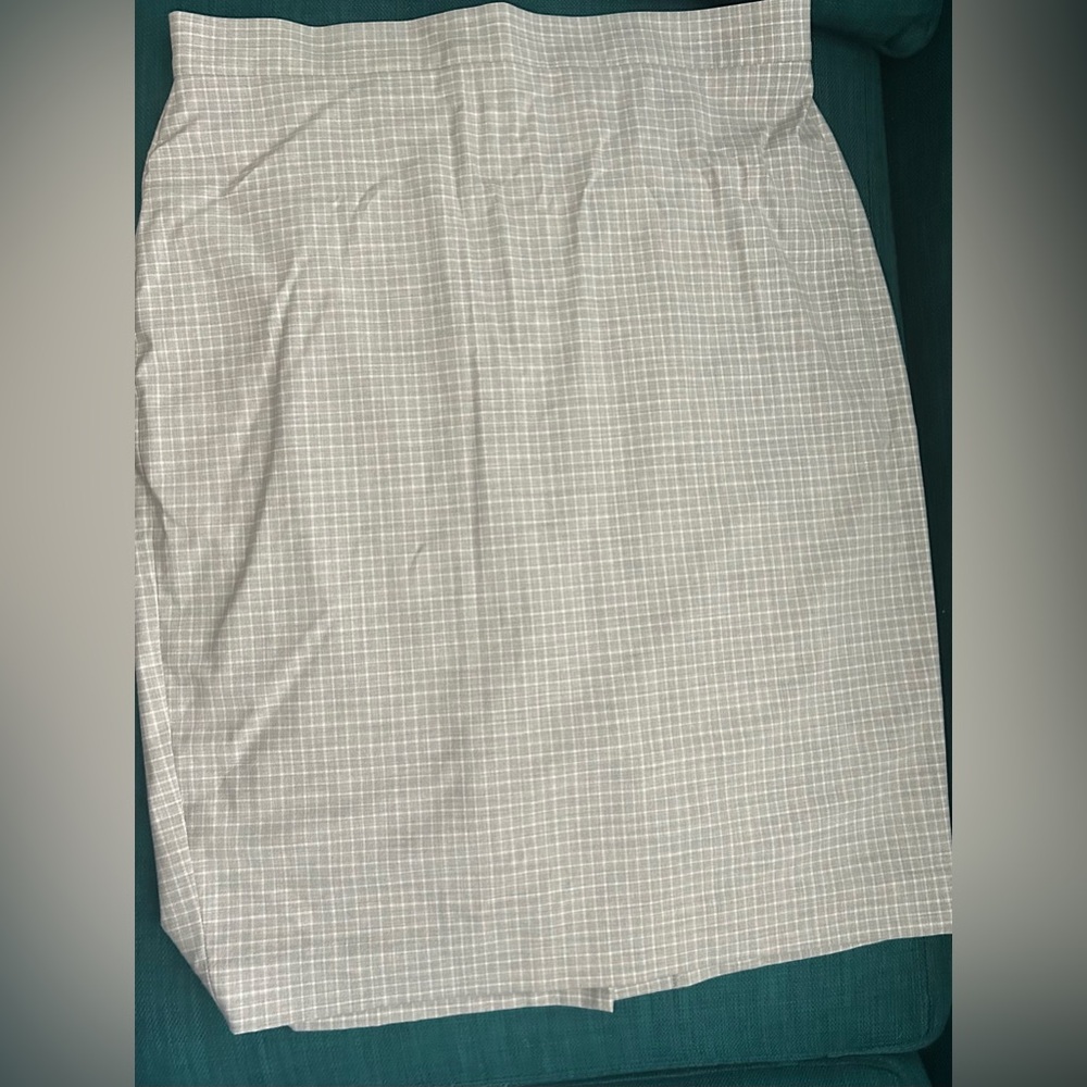 Grey / white skirt